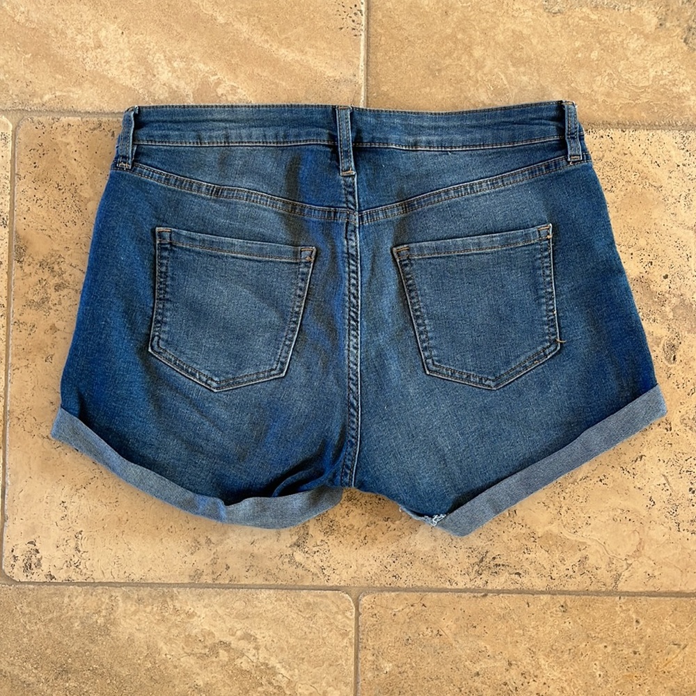 Like new jean shorts from H&M - Picture 2 of 9